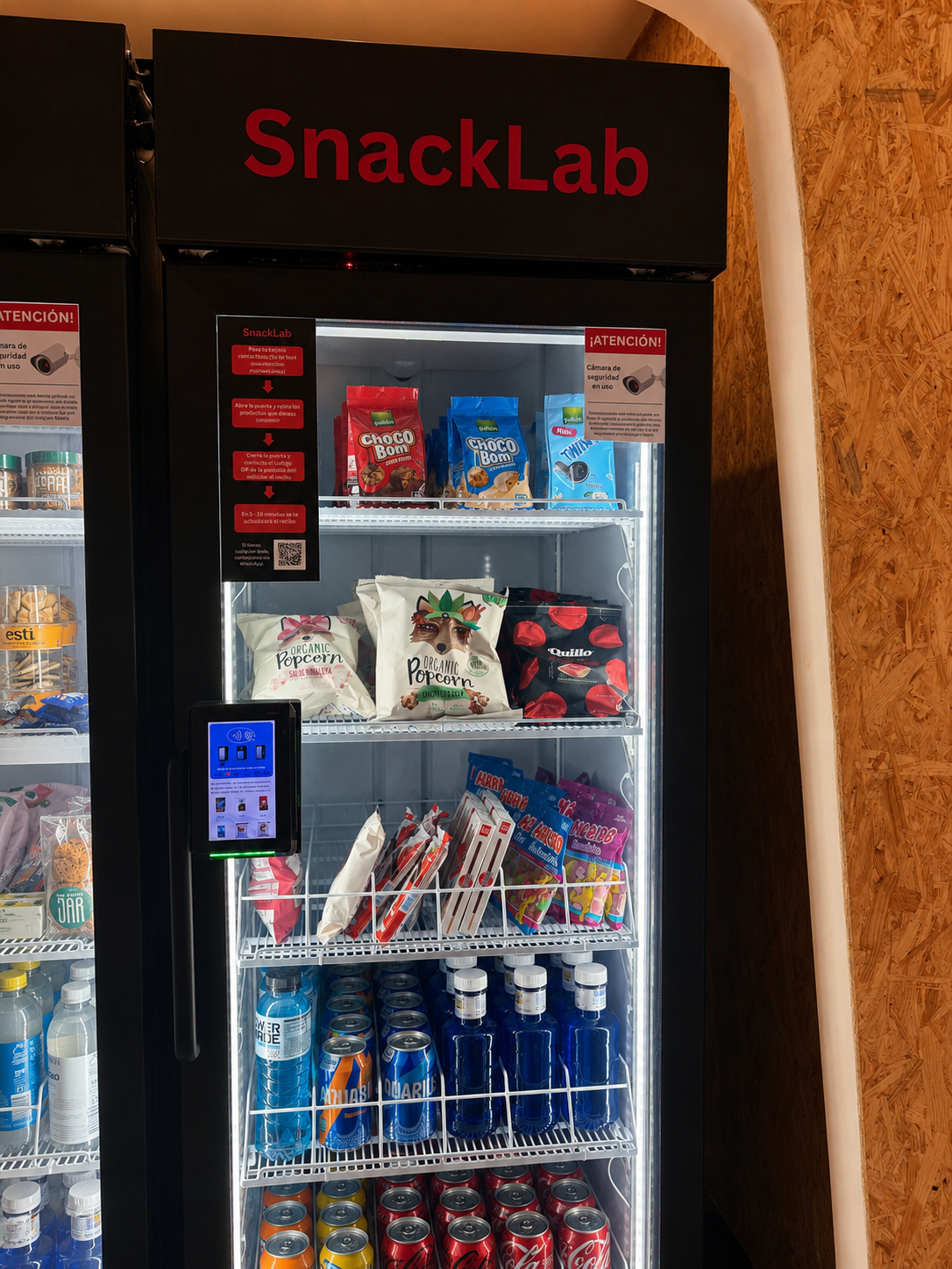 Nevera SnackLab con productos y pago autónomo