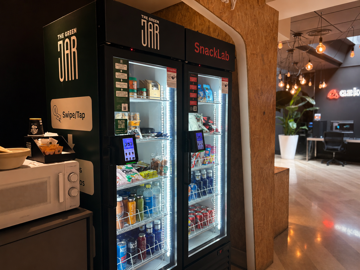 SnackLab y The Green Jar instalados en un espacio de trabajo moderno
