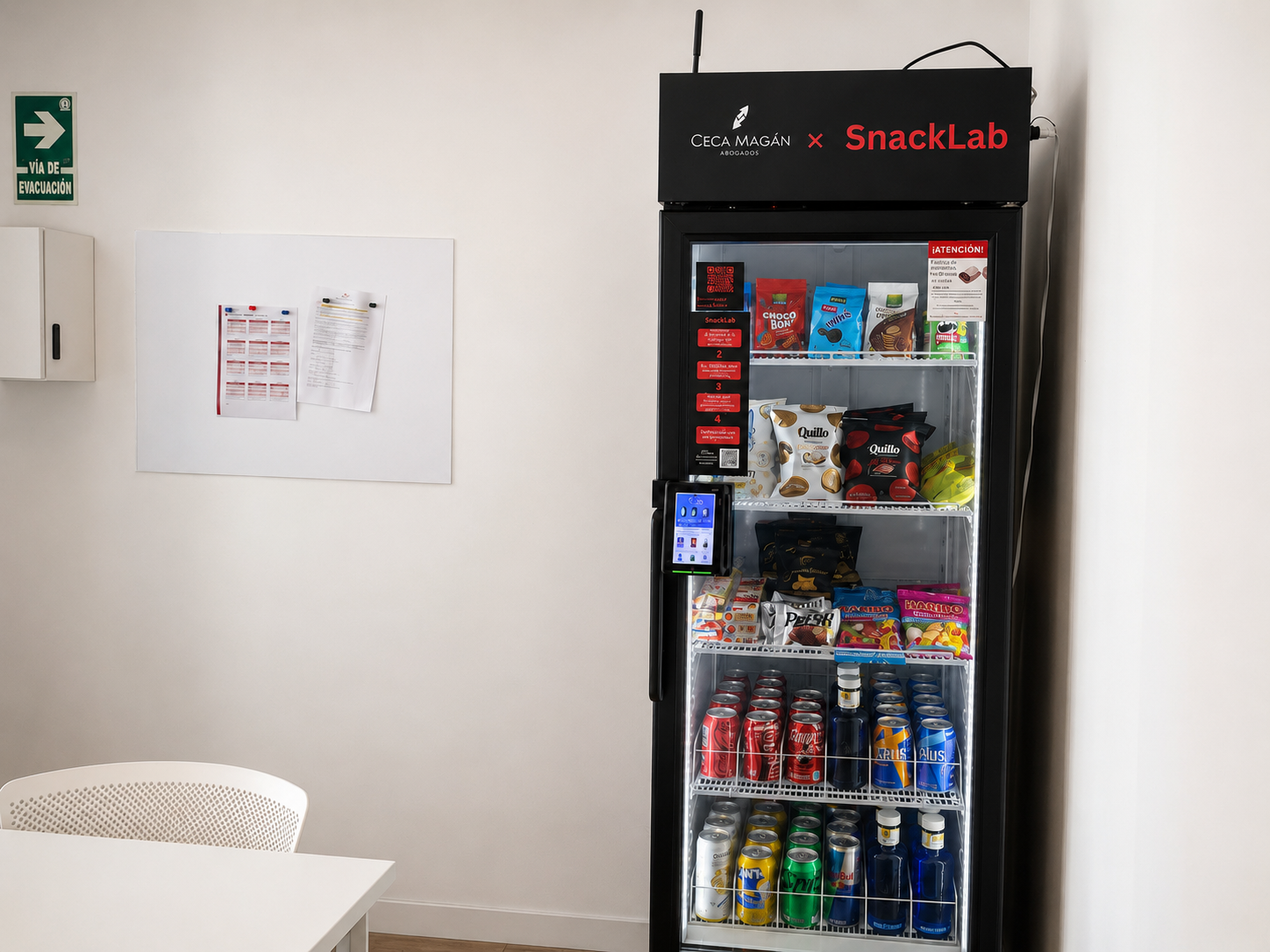 Nevera SnackLab instalada en oficina de CECA MAGÁN