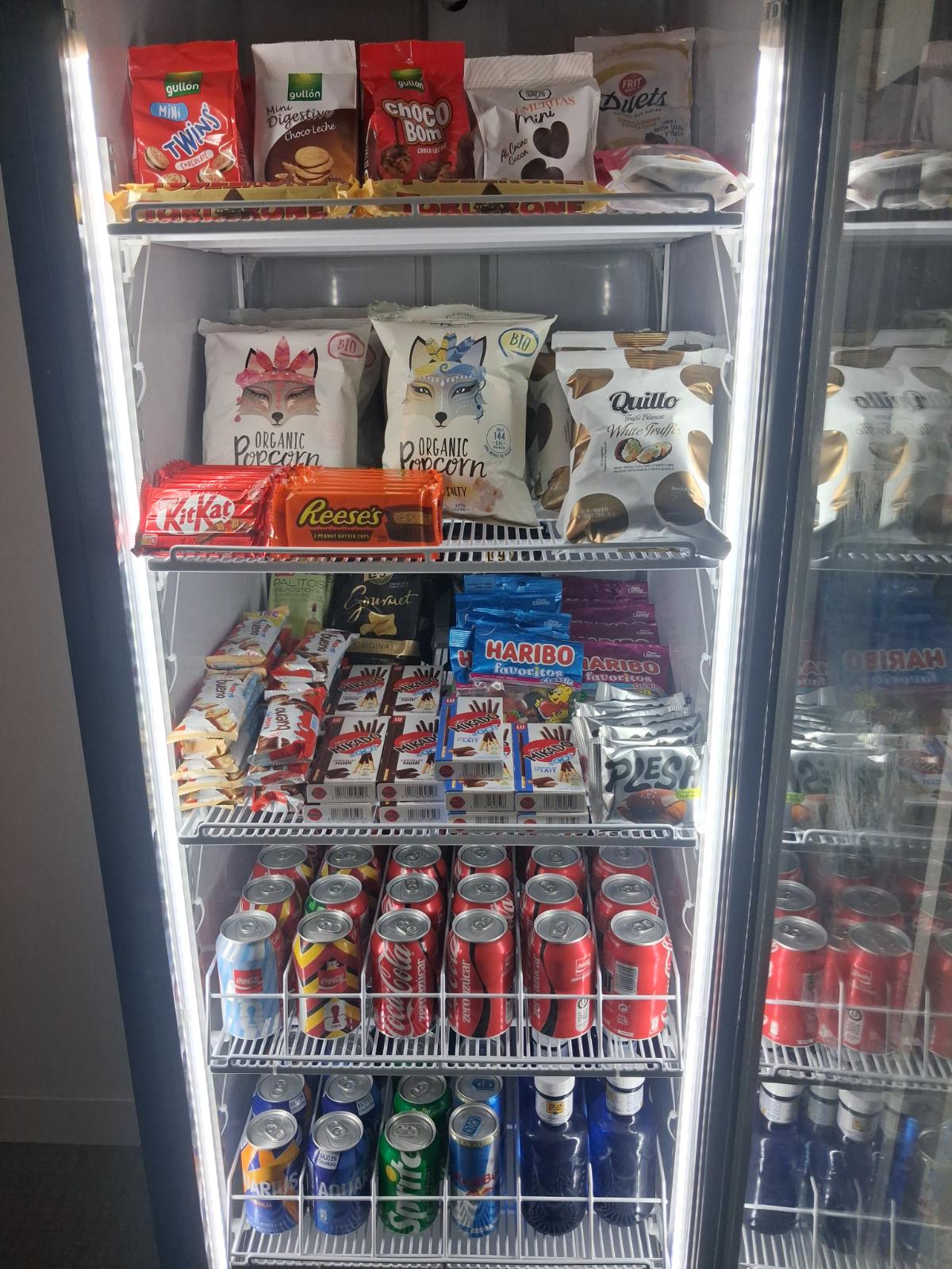 Nevera SnackLab con chocolates, chuches, palomitas y refrescos