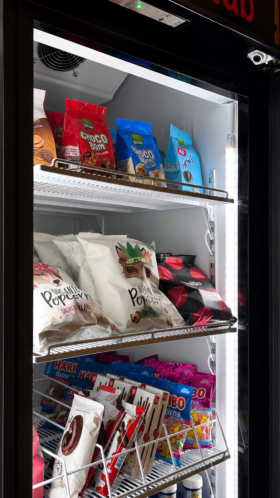 Detalle interior de la nevera SnackLab con snacks y bebidas