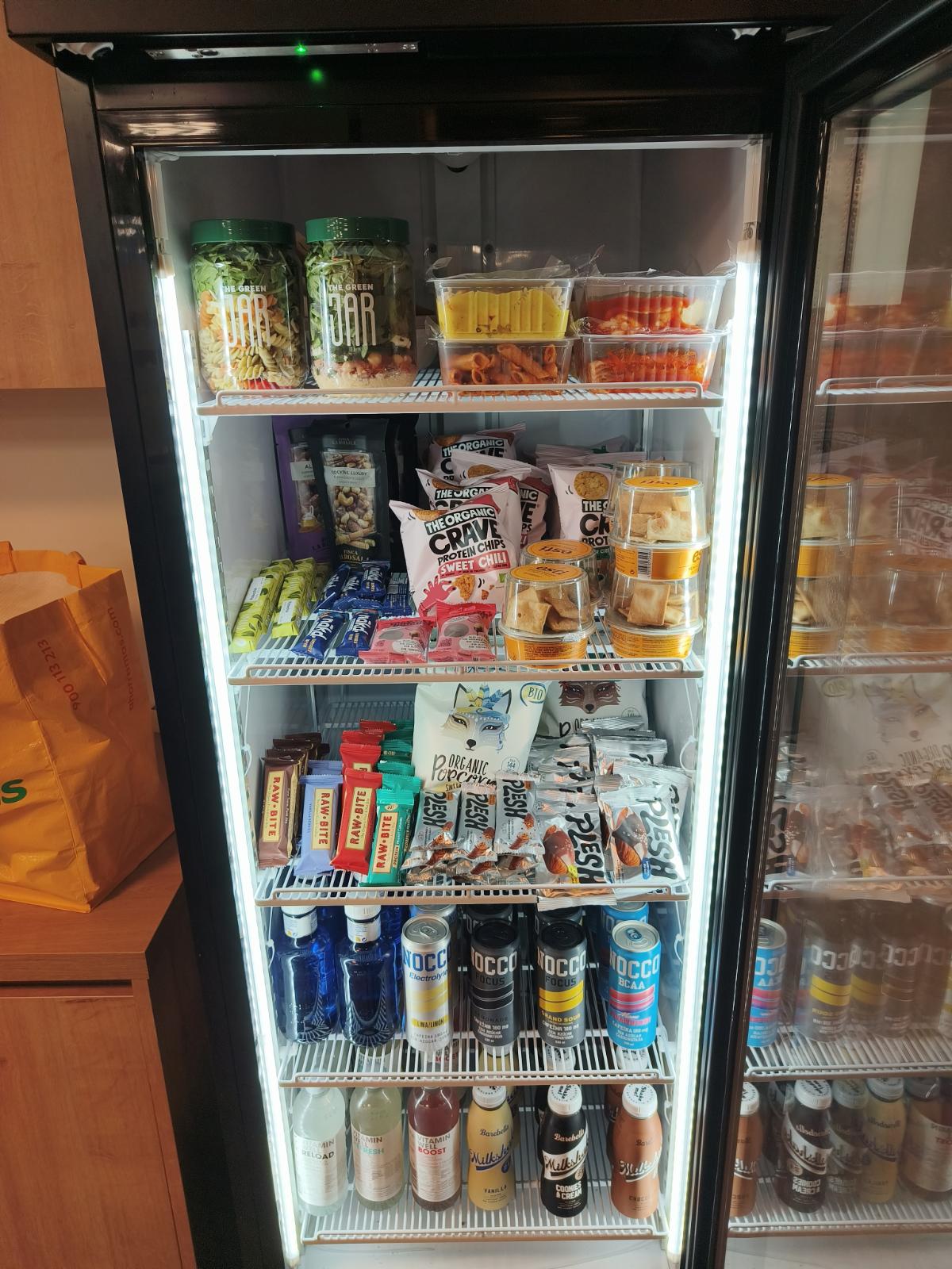 Nevera SnackLab con ensaladas The Green Jar, snacks y bebidas funcionales