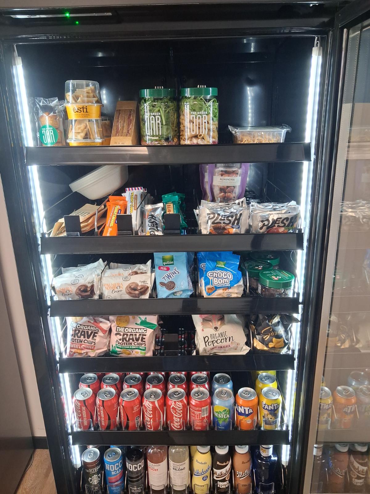 Nevera inteligente SnackLab con platos preparados, snacks y refrescos