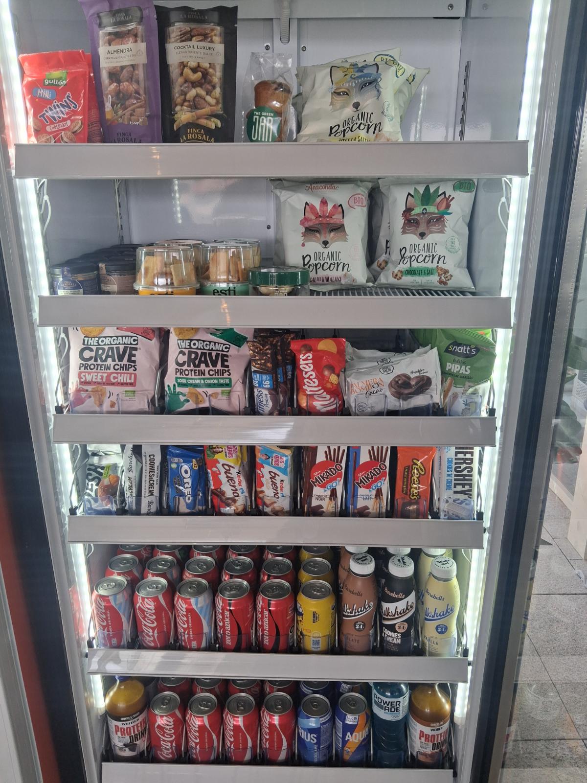Nevera SnackLab con frutos secos, snacks salados y batidos proteicos