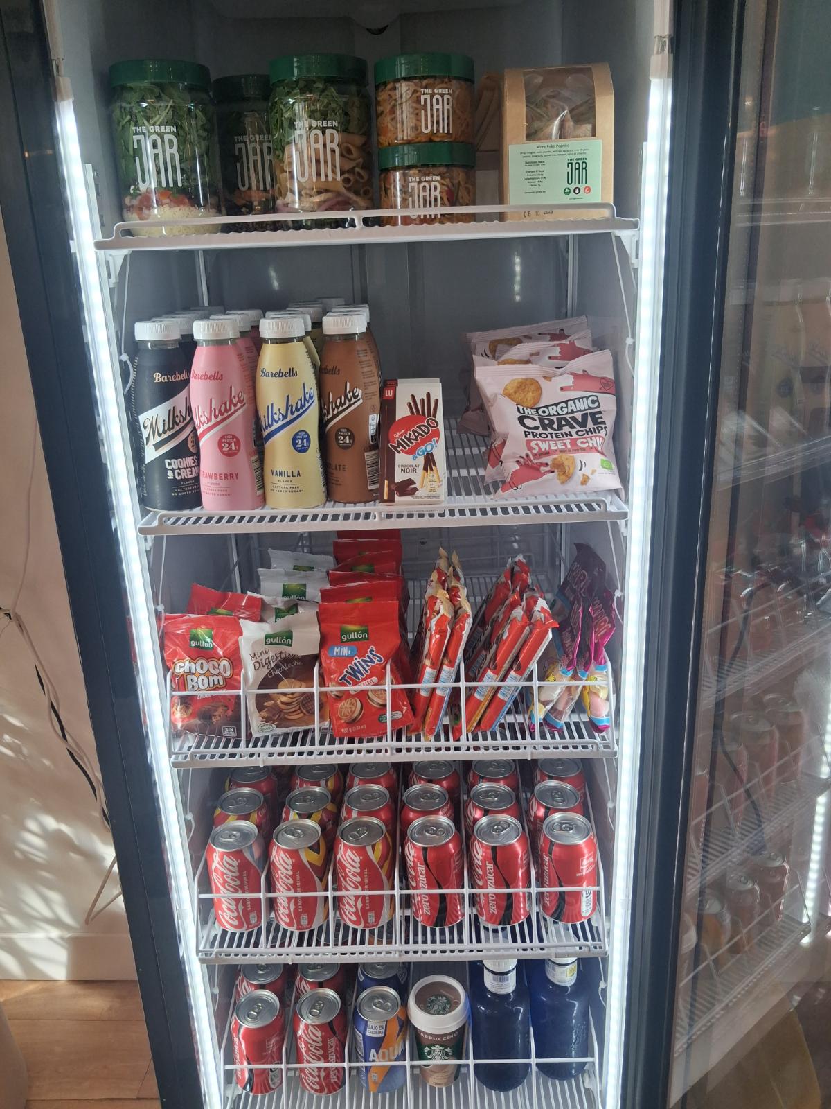 Nevera SnackLab con ensaladas The Green Jar, batidos Barebells y refrescos