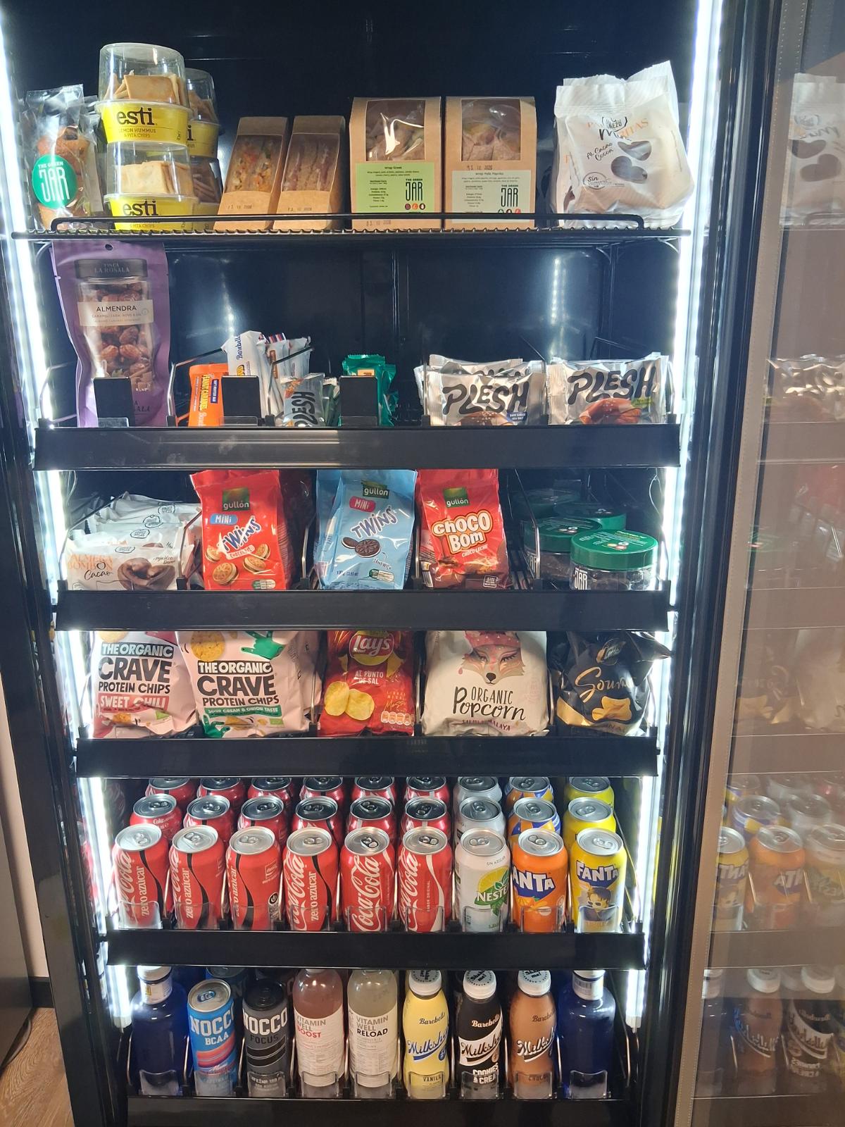 Nevera SnackLab con wraps, sándwiches, galletas y bebidas